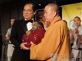 少林寺方丈释永信将一件李明大师的雕塑作品赠送给潘基文