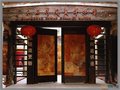 中国工艺美术大师钟汝荣、冼艳芬夫妇与世界最大陶瓷浮雕门神
